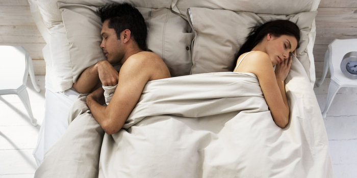 Dormiți spate în spate? Ce spun pozițiile de somn despre relaţia voastră